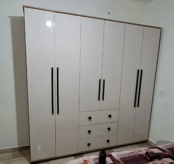 Guarda-roupa de magazine.